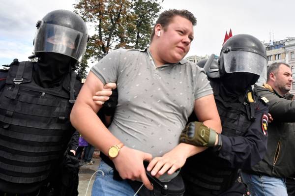 Riot police officers detain a participant of an unsanctioned rally urging fair elections at Moscow's Pushkinskaya Square on August 3, 2019. The rally is the latest in a series of demonstrations after officials refused to let popular opposition candidates run in next month's city parliament elections. / AFP / Alexander NEMENOV
