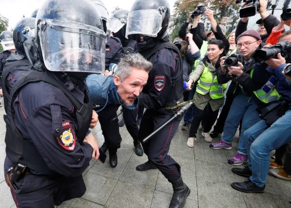 Law enforcement officers detain a participant in a rally calling for opposition candidates to be registered for elections to Moscow City Duma, the capital's regional parliament, in Moscow, Russia August 3, 2019. REUTERS/Shamil Zhumatov