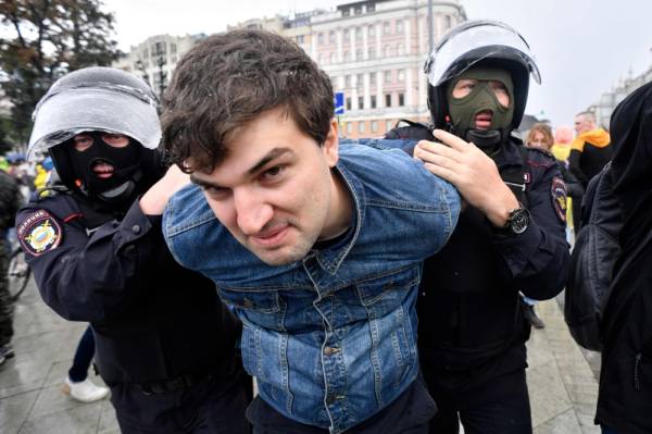 Riot police officers detain a man during an unsanctioned rally urging fair elections at Moscow's Pushkinskaya Square on August 3, 2019. The rally is the latest in a series of demonstrations after officials refused to let popular opposition candidates run in next month's city parliament elections. / AFP / Alexander NEMENOV
