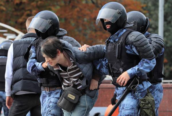 Law enforcement officers detain a participant in a rally calling for opposition candidates to be registered for elections to Moscow City Duma, the capital's regional parliament, in Moscow, Russia August 3, 2019. REUTERS/Tatyana Makeyeva