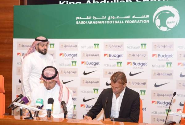 



الفرنسي رينارد خلال توقيع عقد تدريب المنتخب السعودي.