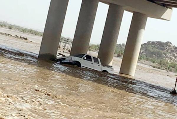 



سيارة جرفتها السيول بعد هطول الأمطار على المحافظة أمس. (عكاظ)