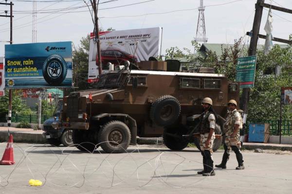 This picture taken on August 7, 2019 shows Indian security personnel standing guard on a street in Srinagar, as widespread restrictions on movement and a telecommunications blackout remained in place after the Indian government stripped Jammu and Kashmir of its autonomy. / AFP / Saqib MUGLOO
