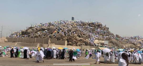 الحجاج يتوجهون إلى جبل الرحمة.