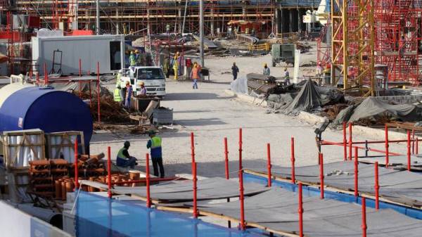عمال بأحد مواقع الإنشاءات في قطر