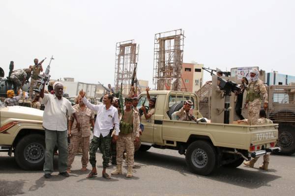 Members of UAE-backed southern Yemeni separatist forces shout slogans as they patrol a road during clashes with government forces in Aden, Yemen August 10, 2019. REUTERS/Fawaz Salman