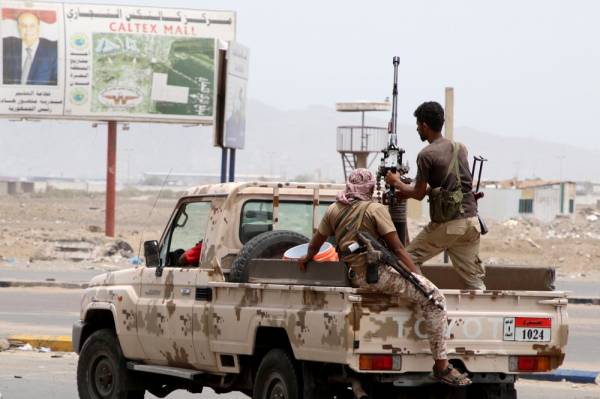 Members of UAE-backed southern Yemeni separatist forces patrol a road during clashes with government forces in Aden, Yemen August 10, 2019. REUTERS/Fawaz Salman