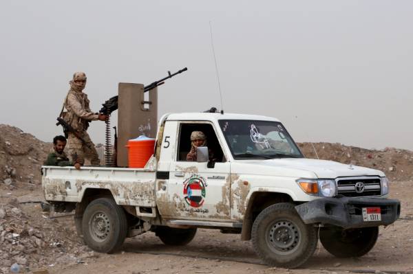 Members of UAE-backed southern Yemeni separatist forces patrol a road during clashes with government forces in Aden, Yemen August 10, 2019. REUTERS/Fawaz Salman