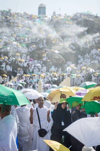 



حجاج بيت الله على صعيد عرفة أمس.