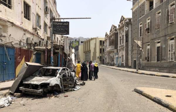 Yemenis walk in an empty street in Yemen's government-held second city Aden on August 11, 2019, following clashes between pro-government forces and separatists. Clashes flared on August 7 between fighters of the Saudi-backed Yemeni government and combatants from the so-called Security Belt trained by the United Arab Emirates who are dominated by separatists seeking an independent south. / AFP / Nabil HASAN
