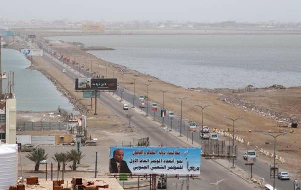 FILE PHOTO: Cars drive on a road linking two neighborhoods of Aden, Yemen August 10, 2019. REUTERS/Fawaz Salman/File Photo