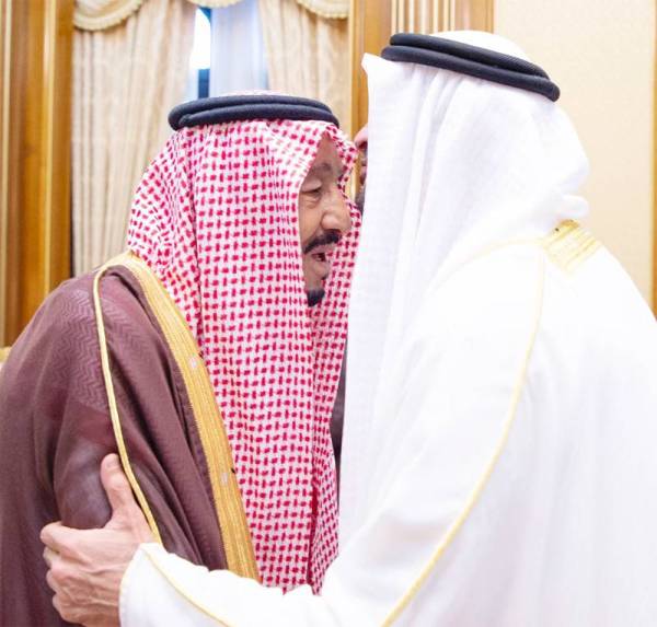 قبلة احترام على جبين الملك سلمان