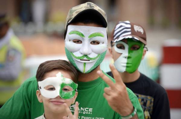 People wear masks painted with the colours of the Pakistan national flag during Independence Day celebrations in Quetta on August 14, 2019, as the nation marks the 73rd anniversary of independence from British rule. / AFP / ABDUL MAJEED 