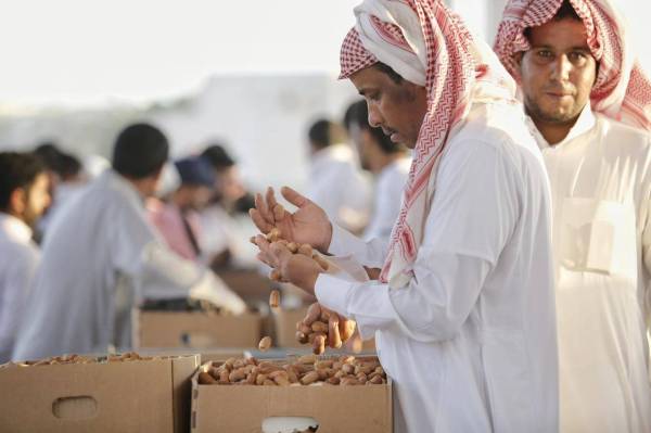 متعاملون في مهرجان تمور المدينة الدولي.