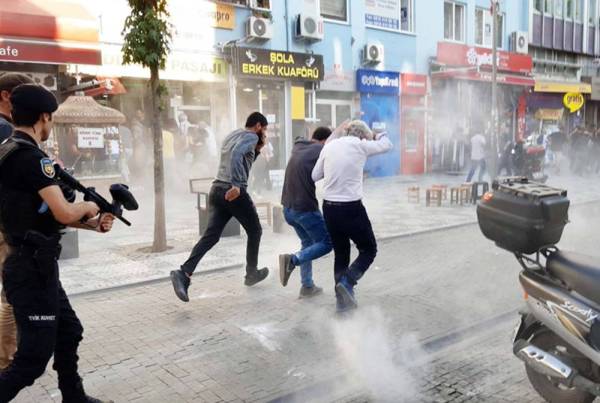 



قوات أردوغان تطارد متظاهرين يحتجون على إقالة رؤساء بلديات أخيراً. (أرشيفية)