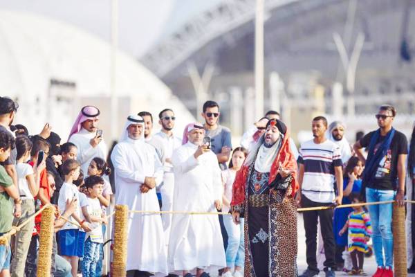 



إقبال كبير على موسم الطائف على مدى شهر.