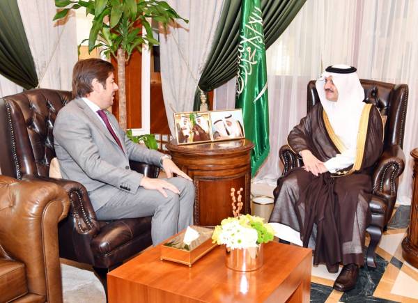 



الأمير سعود بن نايف خلال لقائه السفير الأرجنتيني.