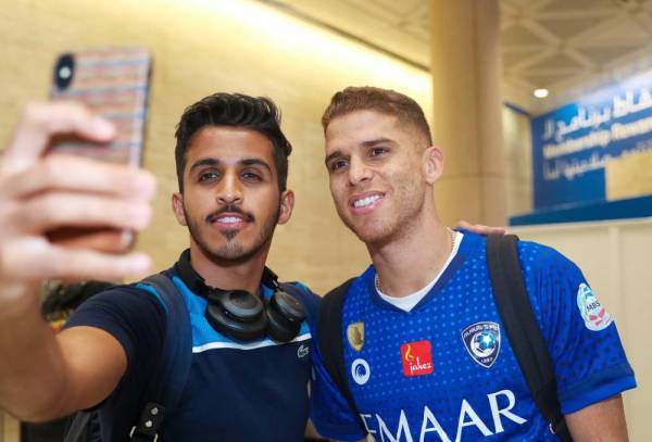 



مشجع هلالي يلتقط «سليفي» مع اللاعب جوستافو كويلار في مطار الملك خالد الدولي.