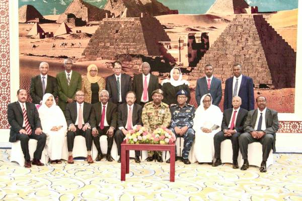 



أعضاء الحكومة السودانية بعد أداء القسم. (أ ف ب)