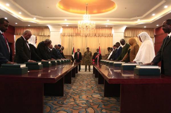 Members of the Sudanese cabinet take oath in the presence of the new Prime Minister Abdalla Hamdok (back- L) and General Abdel Fattah al-Burhan, the head of Sudan's ruling military council (back-C) at the presidential palace in the capital Khartoum, on September 8, 2019. Sudan's first cabinet since the ouster of president Omar al-Bashir was sworn in today as the African country transitions to a civilian rule following nationwide protests that overthrew the autocrat.
The 18-member cabinet led by Prime Minister Abdalla Hamdok, includes four women. / AFP / Ebrahim HAMID
