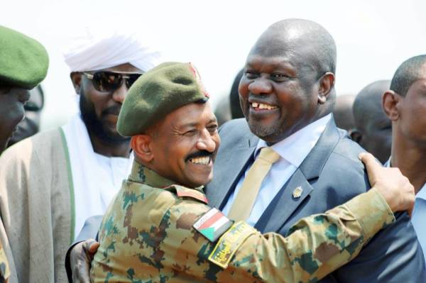 نائب الرئيس السابق لجنوب السودان ريك مشار لدى وصوله جوبا للقاء رئيس الدولة سلفا كير أمس. (رويترز)
