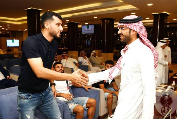 



رئيس الأهلي أحمد الصائغ مع اللاعب عمر السومة في مناسبة سابقة.