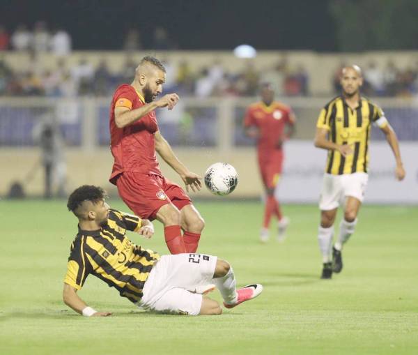 



جانب من مباراة ضمك والاتحاد في الدوري.