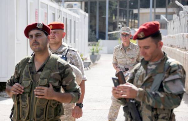 



جنود سوريون وروس في القاعدة البحرية الروسية في ميناء طرطوس على البحر المتوسط أمس الأول. (أ ف ب)