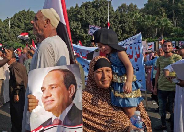 Supporters of Egyptian President Abdel Fattah al-Sisi rally near the Unknown Soldier Memorial in Egypt's capital Cairo's eastern Nasr City district on September 27, 2019. Egypt's President dismissed today a call for a second weekend of protests as 