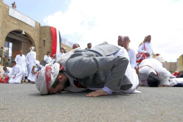 





مختطفون يمنيون يسجدون لله شكرا عقب إطلاق الحوثيين سراحهم من السجن المركزي في صنعاء أمس الأول. (أ ف ب)
