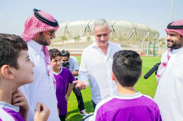 



مورينيو في حديث جانبي مع أطفال موهوبين.