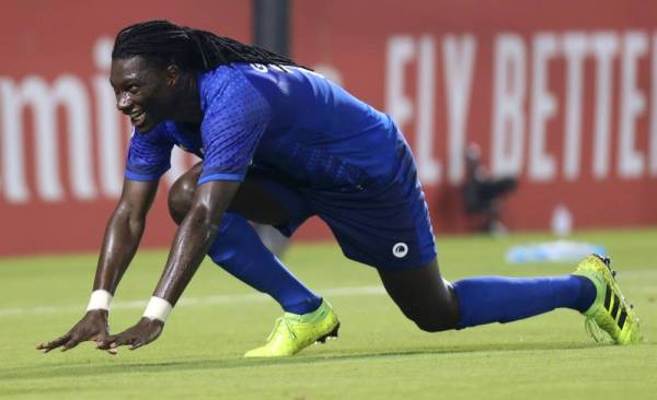 Hilal's forward Bafetimbi Gomis (R) celebrates after scoring a goal during the first leg of the AFC Champions League semi-finals football match between Qatar's Al Sadd and Saudi' Al Hilal at the Jassim bin Hamad Stadium in the Qatari capital Doha, on October 1, 2019. / AFP / Karim JAAFAR
