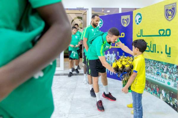 



المالكي في حديث مع طفل قبل المباراة.