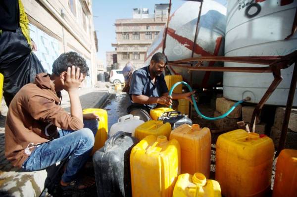 



يمنيون يحصلون على مياه الشرب من صنبور خيري وسط نقص في إمدادات المياه النقية في صنعاء أمس.  (رويترز)