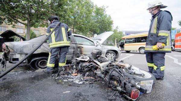 


الدراجة النارية مهشمة في الحادث.