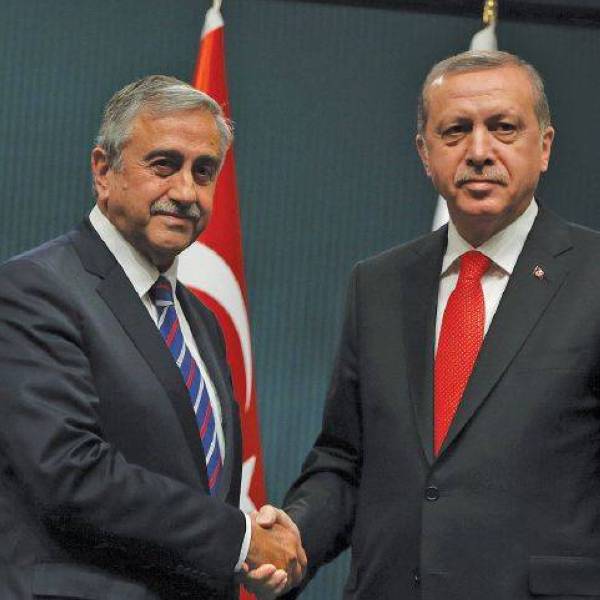 Turkish President Recep Tayyip Erdogan, right, and newly elected Turkish Cypriot leader Mustafa Akinci shake hands after a joint press conference in Ankara, Turkey, Wednesday, May 6, 2015. Akinci is in Ankara on a one-day official visit.(AP Photo/Burhan Ozbilici)