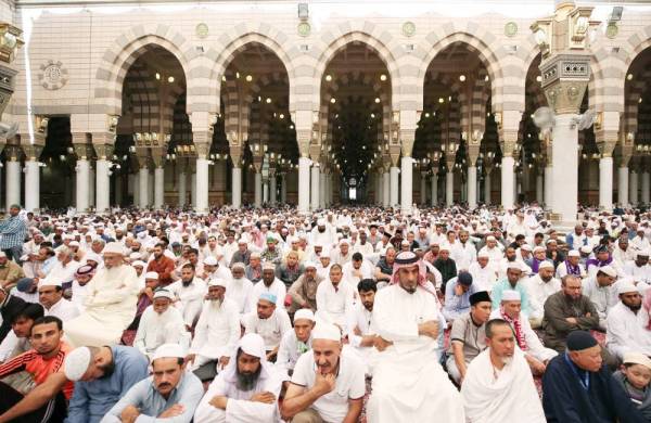 جموع المصلين خلال تأديتهم صلاة الجمعة في الحرم المدني أمس.