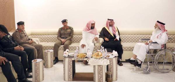 



الأمير سعود بن جلوي مقدما التعازي لذوي الشهيد.