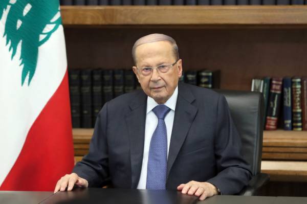 A handout picture provided by the Lebanese photo agency Dalati and Nohra shows Lebanon's President Michel Aoun addressing the nation from the presidential palace in Baabda, east of the capital Beirut, on October 24, 2019. Aoun broke his silence after a week of unprecedented protests and expressed willingness to meet the demonstrators.
 - === RESTRICTED TO EDITORIAL USE - MANDATORY CREDIT «AFP PHOTO / HO / DALATI AND NOHRA» - NO MARKETING - NO ADVERTISING CAMPAIGNS - DISTRIBUTED AS A SERVICE TO CLIENTS ===
 / AFP / DALATI AND NOHRA / STRINGER / === RESTRICTED TO EDITORIAL USE - MANDATORY CREDIT «AFP PHOTO / HO / DALATI AND NOHRA» - NO MARKETING - NO ADVERTISING CAMPAIGNS - DISTRIBUTED AS A SERVICE TO CLIENTS ===
