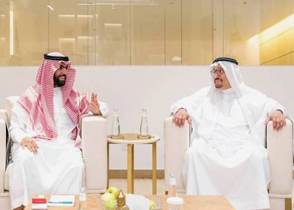 



الأمير بدر بن فرحان خلال اجتماعه مع وزير التعليم.