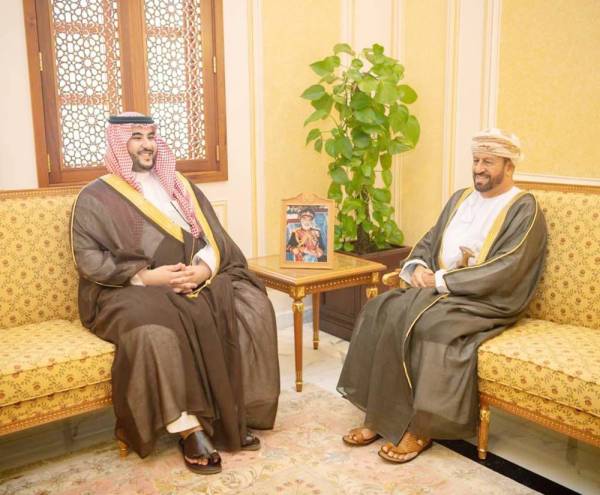 الأمير خالد بن سلمان خلال لقائه الوزير المسؤول عـن شؤون الدفاع العماني.

