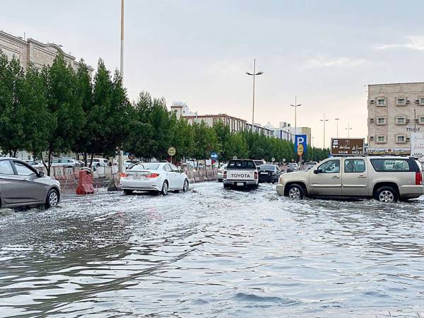 سيارات غارقة في المياه بالطائف بسبب الأمطار.
