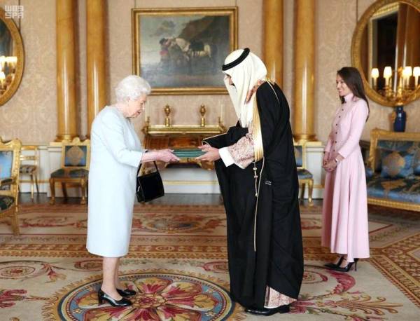 



الأمير خالد بن بندر مقدما أوراق اعتماده للملكة إليزابيث.