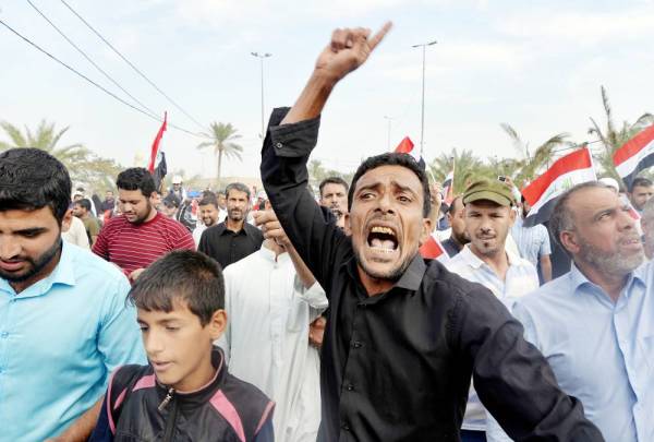 



عراقيون يتظاهرون في «جمعة الصمود» عقب الصلاة في مدينة النجف أمس. (أ ف ب)