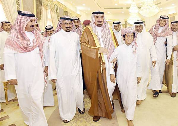 



الأمير جلوي بن عبدالعزيز في مجلس آل نصيب. (عكاظ)