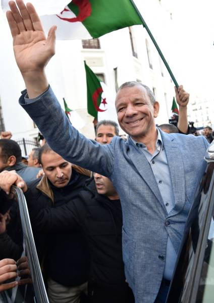 Abdelkader Bengrina, former Algerian tourism minister and presidential candidate for the El-Bina (Construction) Islamist party, waves to supporters outside his electoral headquarters as he announces the launch of his campaign in the capital Algiers on November 17, 2019. / AFP / RYAD KRAMDI 
