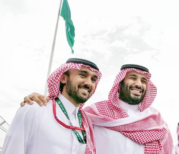 



 سمو ولي العهد الأمير محمد بن سلمان ورئيس هيئة الرياضة الأمير عبدالعزيز الفيصل على هامش تتويج الفائزين في الدورة الأولى من سباق «فورمولا إي الدرعية».