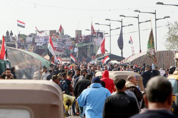 



عراقيون يتجمعون في ميدان التحرير خلال مظاهرات مناهضة للحكومة في بغداد أمس. (أ ف ب)