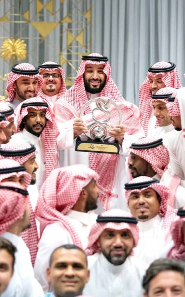 



محمد بن سلمان يحمل الكأس القارية.