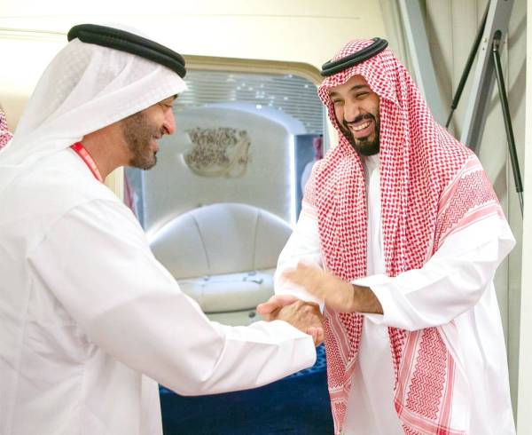 



الأمير محمد بن سلمان مصافحا الشيخ محمد بن زايد قبيل مغادرته أمس.